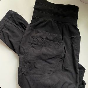 Lulu lemon Capri joggers size 4